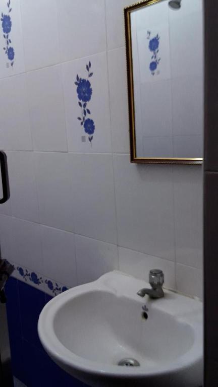 Valentine Hostel & Guest House Пондичери Екстериор снимка